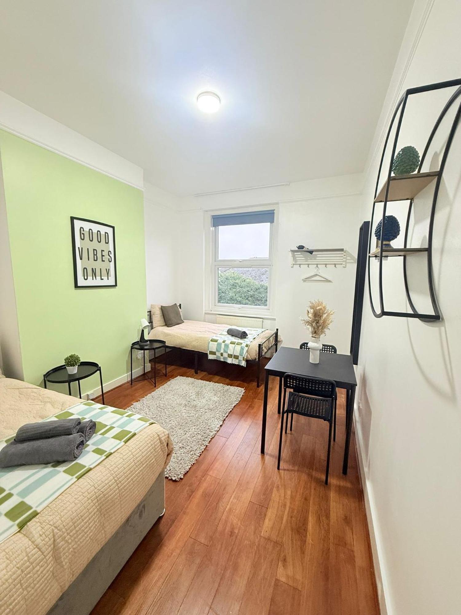Cricklewood Broadway Guest Home Лондон Экстерьер фото