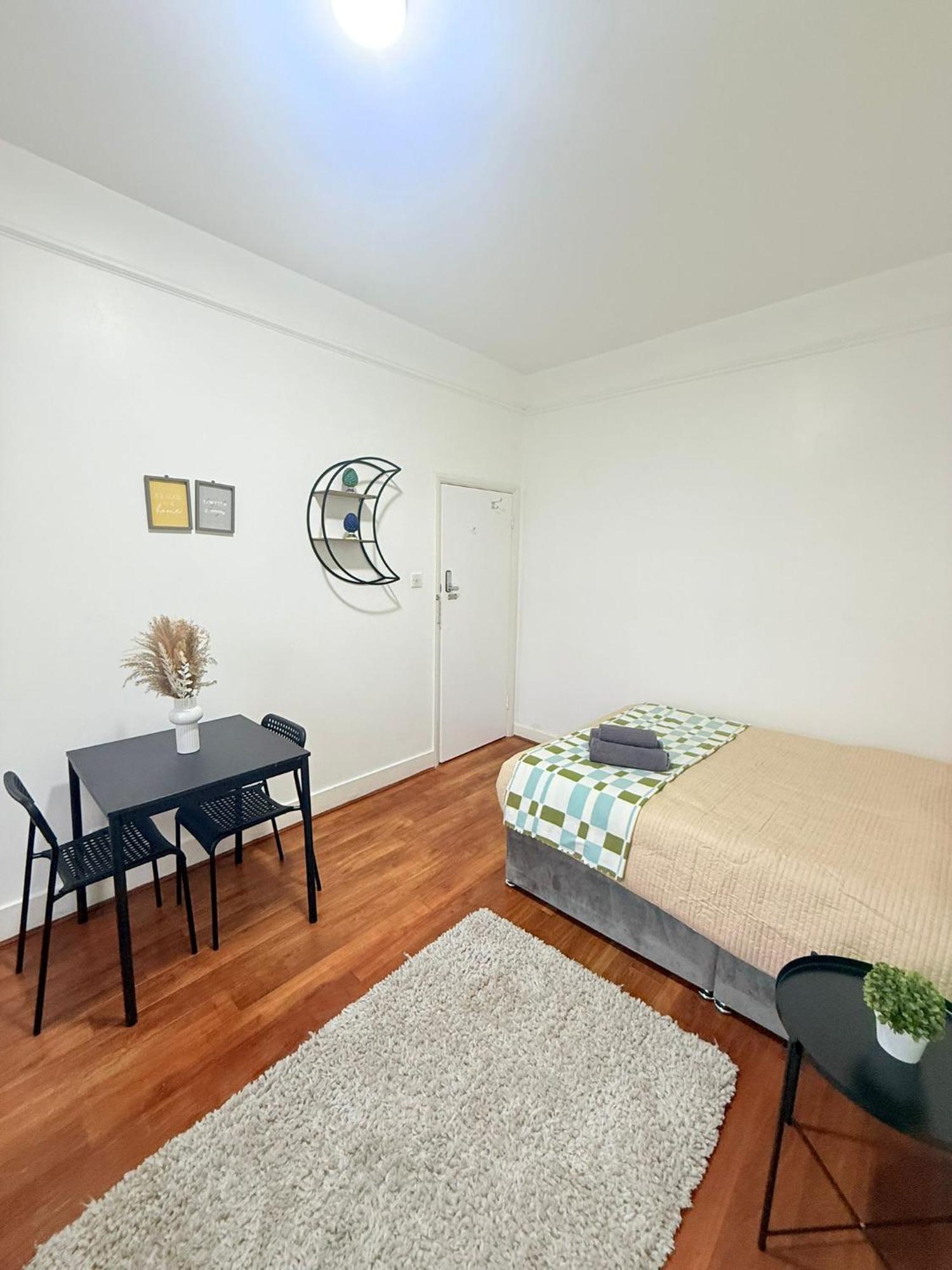 Cricklewood Broadway Guest Home Лондон Экстерьер фото