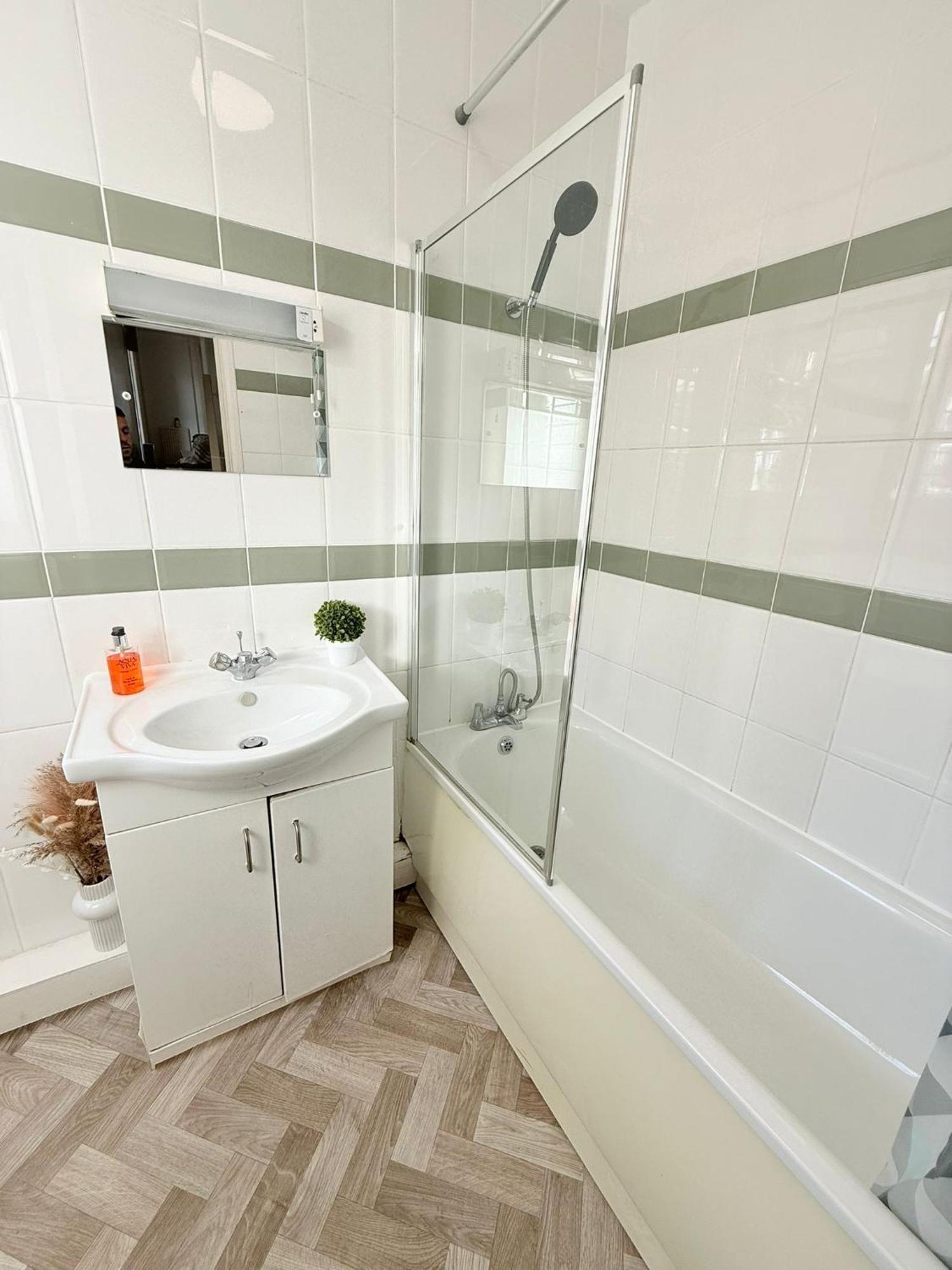 Cricklewood Broadway Guest Home Лондон Экстерьер фото